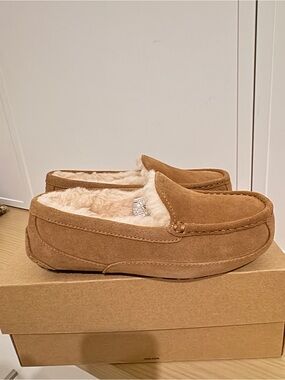BRAND NEW - UGG Kids Chestnut Suede Fur-Lined Slip-On Loafers